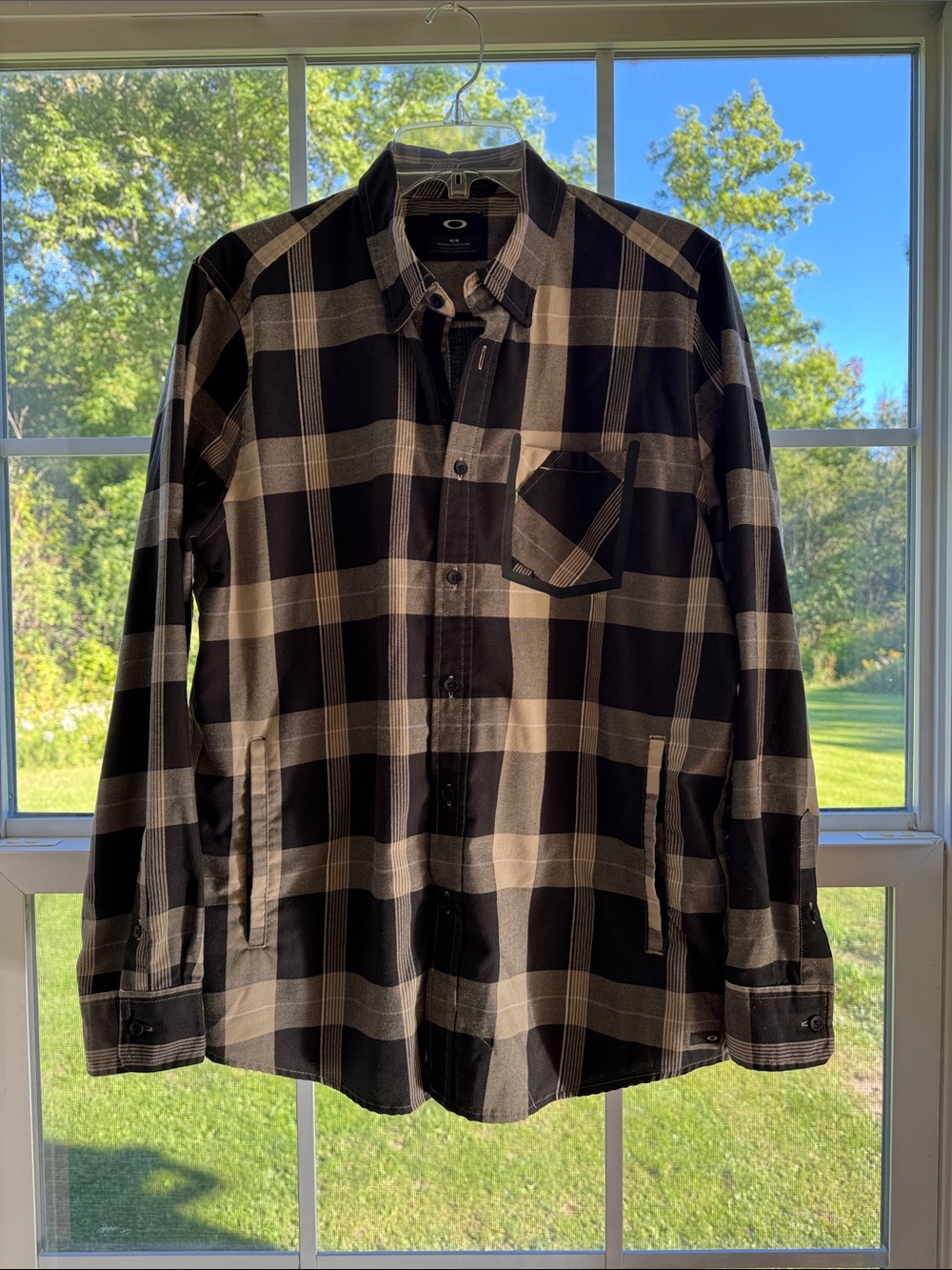 Oakley Black and Tan Plaid Long-Sleeve Button-Down Shirt. Men’s Medium.